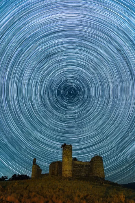 MARTÍNEZ, CARLOS JUAN: Circumpolar en el Castillo de las Torres
