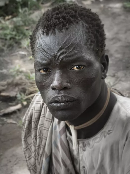 Molina, Elena: The “V” symbol of the Mundari people