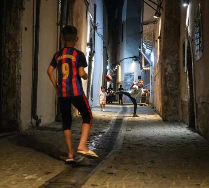 Alsofey, Bashar: Calcio di notte