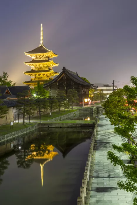Viola, Melanie: Charmanter Eindruck des Tō-ji am Abend
