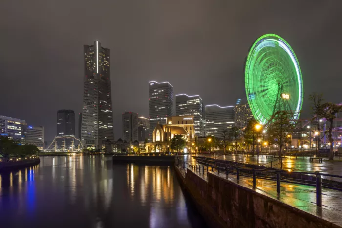 Viola, Melanie: Affascinante skyline di Yokohama di notte