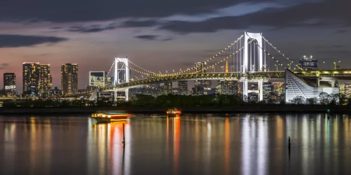 Viola, Melanie: Affascinante Rainbow Bridge e skyline di Tokyo al tramonto - Panorama