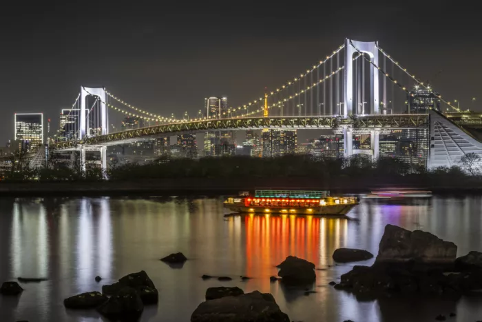 Viola, Melanie: Splendido Rainbow Bridge con lo skyline di Tokyo al tramonto