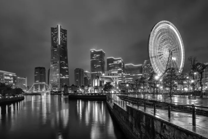Viola, Melanie: Blendende Yokohama-Skyline bei Nacht - Monochrom