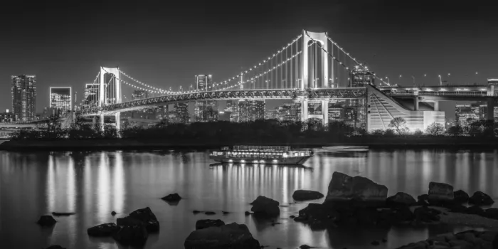 Viola, Melanie: Affascinante Rainbow Bridge con lo skyline di Tokyo al tramonto - panorama monocromatico