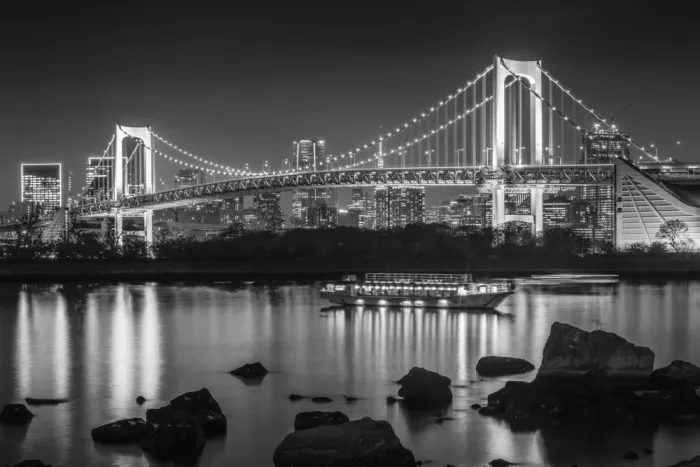 Viola, Melanie: Splendido Rainbow Bridge con lo skyline di Tokyo al tramonto - monocromatico
