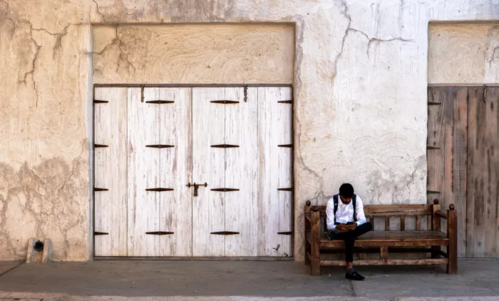 Ras, Abu Ali: Man and door color
