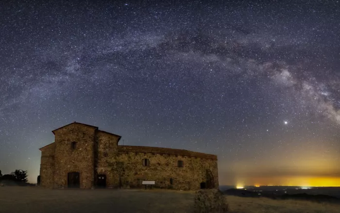 MARTÍNEZ, CARLOS JUAN: Monasterio de Tentudia y vía láctea