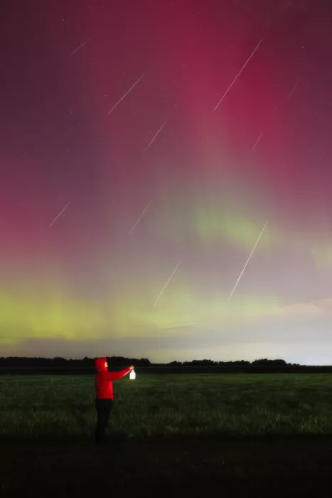 Liang, Junbo: Severní světla a meteorický déšť