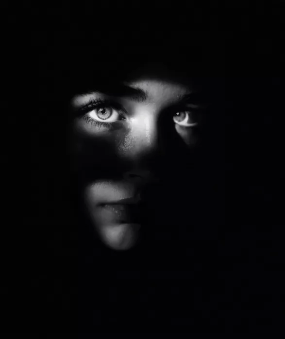 Raskin, Moris: En la oscuridad solo mis ojos