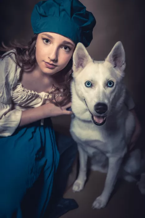 Levy, Sharon: Una niña con cofia y un perro