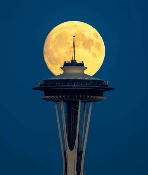 Huang, Paige: Supermoon