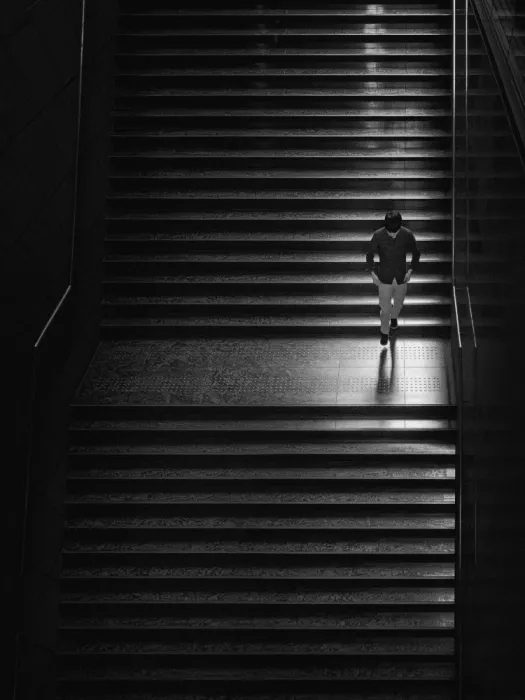 Yamamoto, Eiji: Going down the stairs