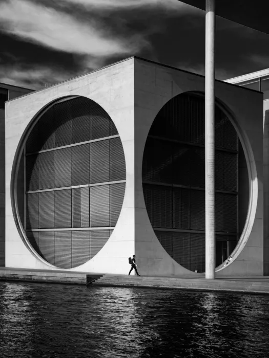 Tagliarino, Marco: Walking under the circles