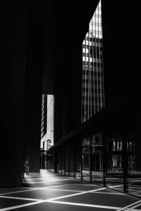 SASAKI, SUSUMU: Hinter dem Gebäude