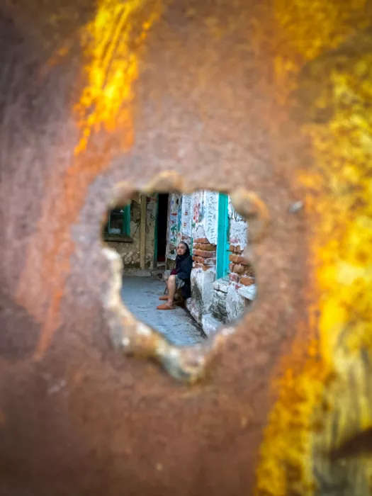 AK, Seray: Hole