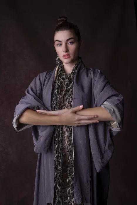 Raga, Gil Joan: Sara en kimono