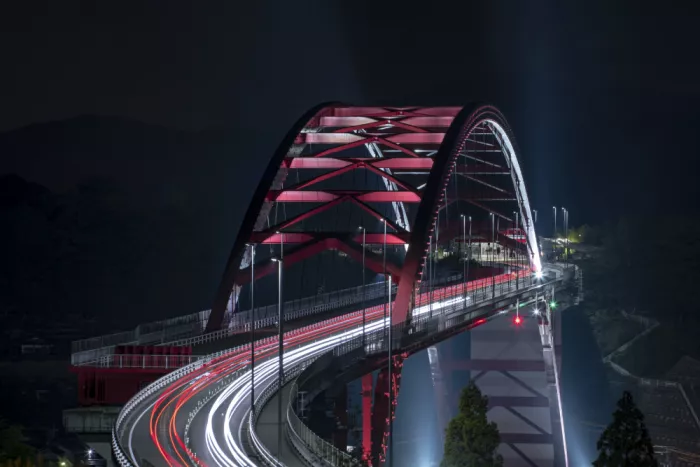 Hara, Tomoshi: El puente rojo por la noche