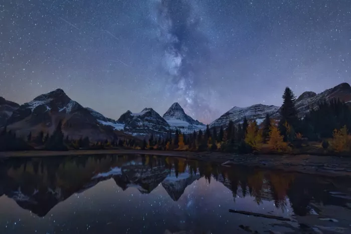 Zheng, Michael: Mount Assiniboine sous le ciel nocturne
