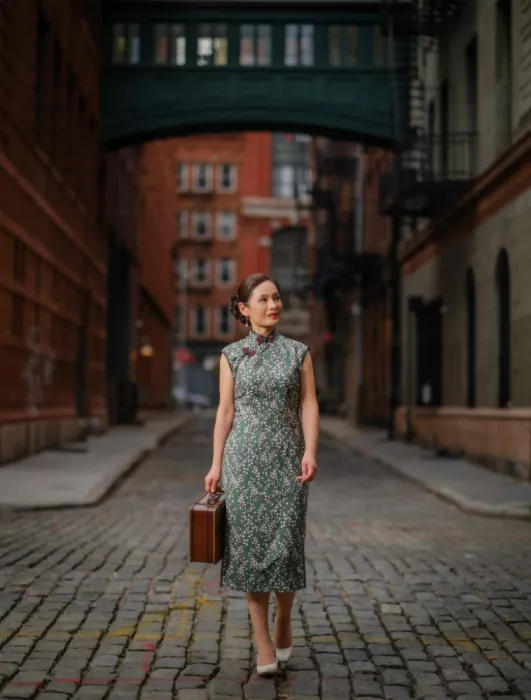 Wang, Jeff: Mujer oriental caminando en una calle de NYC