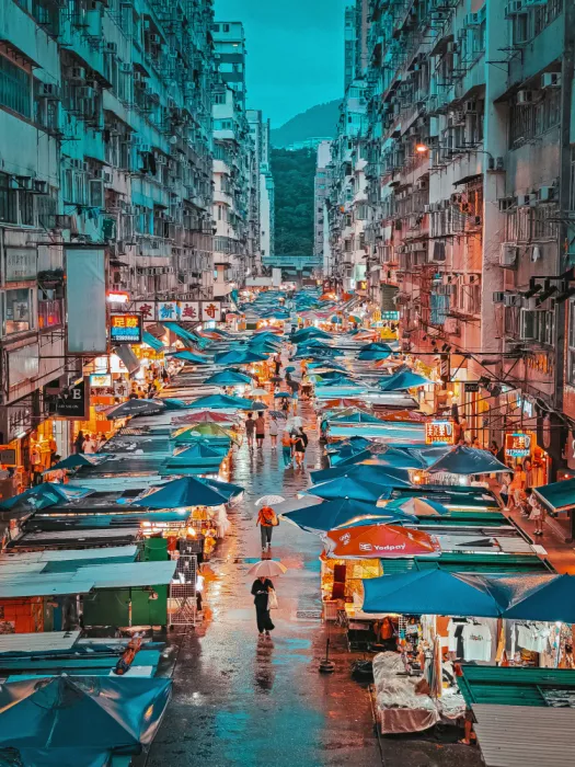 Chung, Ho Tong: Mercado de Mong Kok en una noche lluviosa