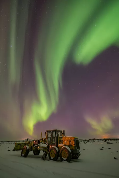 Yu, Zhen James: Rodillo compactador bajo la aurora boreal