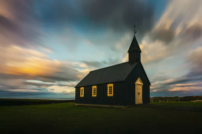 Wu, Irene: Kapelle in der Dämmerung