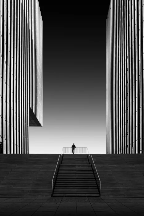 Schiphorst, Klein Monique: Between two buildings