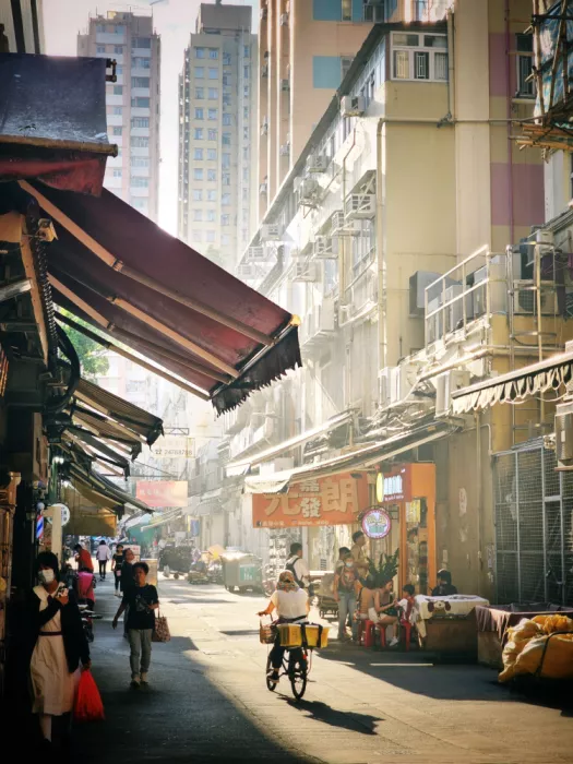 Chung, Ho Tong: Una luz en una pequeña calle