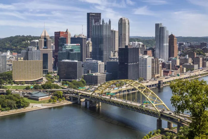 Viola, Melanie: Ponte Fort Pitt con il centro di Pittsburgh