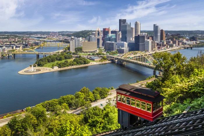 Viola, Melanie: Impressionante skyline di Pittsburgh con la Duquesne Incline
