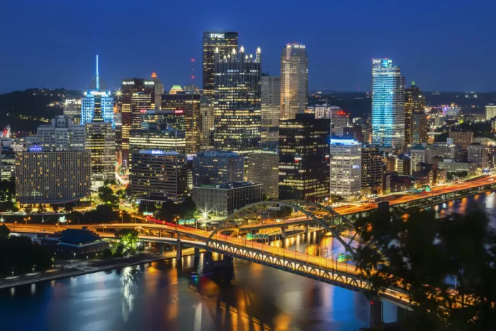 Viola, Melanie: Straordinario Skyline di Pittsburgh al Tramonto