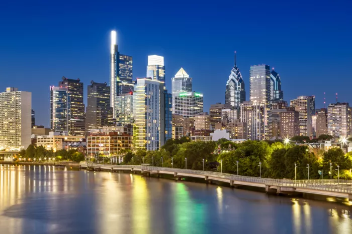 Viola, Melanie: Vista del centro di Philadelphia dal ponte South Street in serata