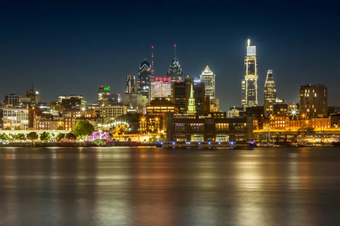 Viola, Melanie: Impressionante skyline di Filadelfia con il fiume Delaware