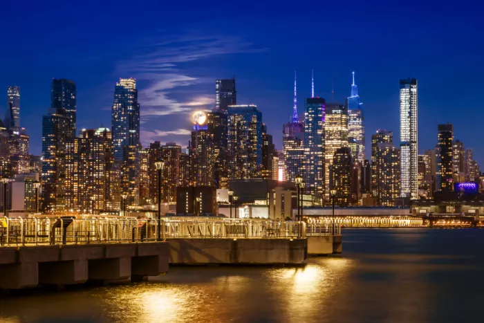 Viola, Melanie: Skyline del Midtown Manhattan con luna di raccolta