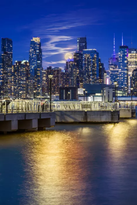 Viola, Melanie: Harvest Moon over the Midtown Manhattan Skyline