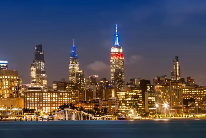 Viola, Melanie: Suggestiva Skyline del Midtown Manhattan con Little Island