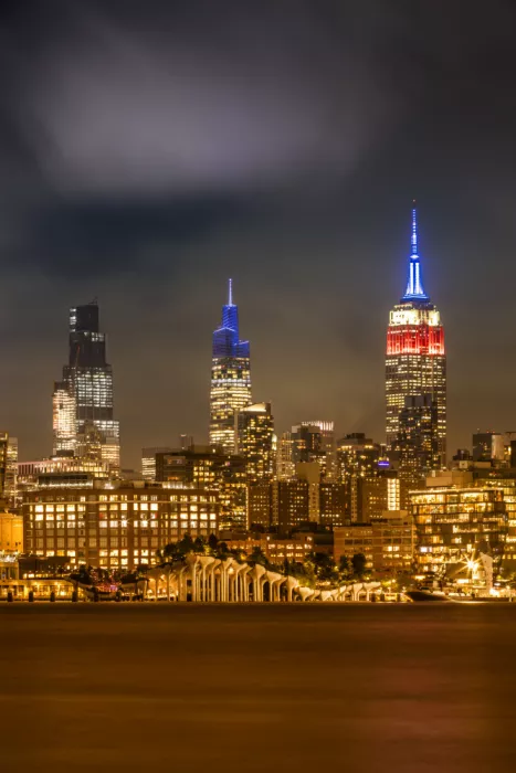 Viola, Melanie: Splendido skyline del Midtown Manhattan con Little Island
