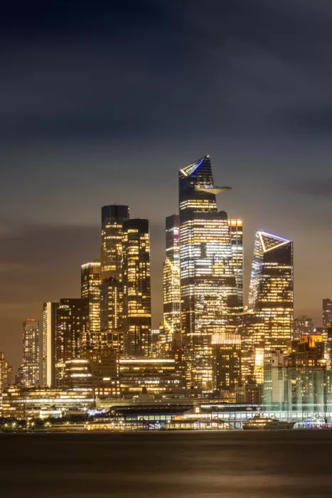 Viola, Melanie: Magnifico skyline di New York con Hudson Yards al tramonto