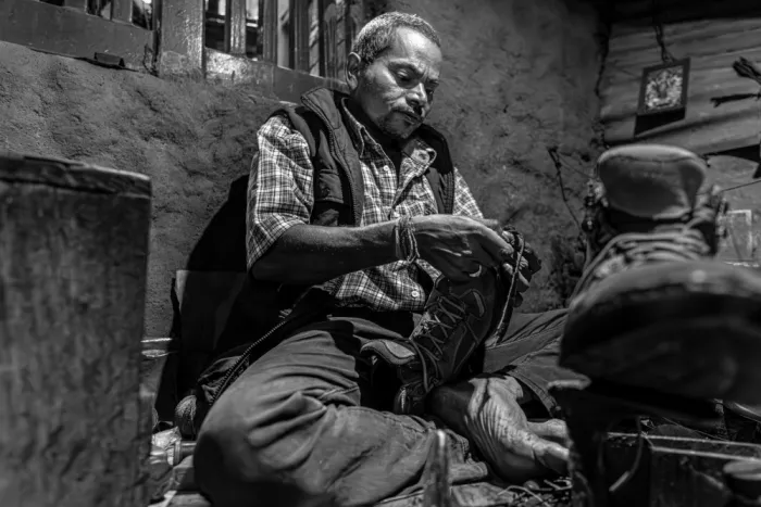 Engelman, Tibi: The cobbler walks barefoot.