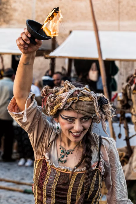 Melis, Maria Alberto: Straßenkünstler La discesa dei Giullari - Gurdulù Teatro-Pingouin Quotidien
