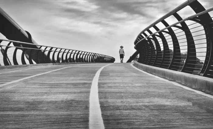 Zhao, Emma: Spaziergang auf der Brücke