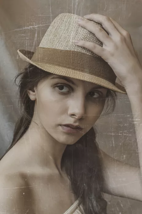 Ignatova, Desislava: girl with a hat