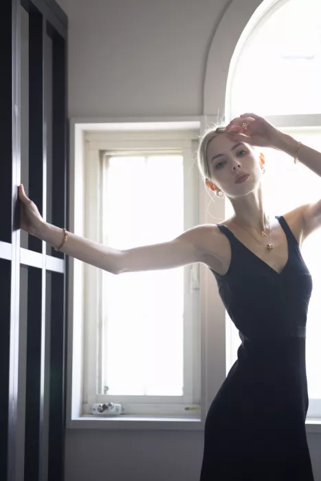AOKURAGE: Bailarina