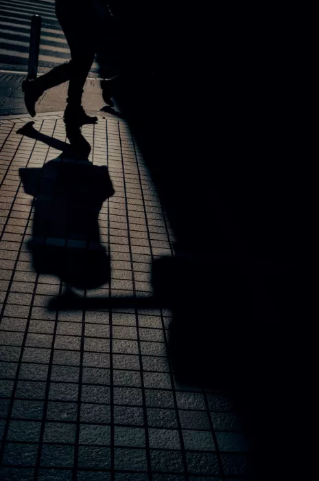Maru_R: Schatten durchquerend