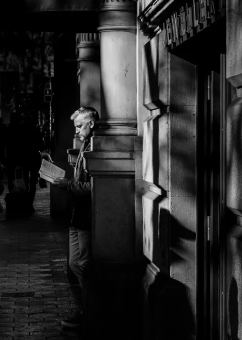 Mareel, Rudy: Lost in Pages: A Monochrome Moment on Pg. de Gràcia