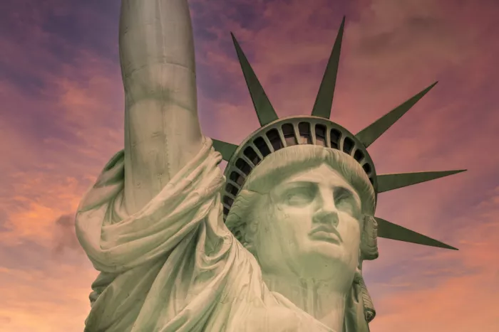 Viola, Melanie: NEW YORK CITY Statua della Libertà al tramonto