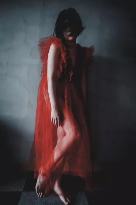 Sangan, Kurosaki: Mädchen in roter Kleidung