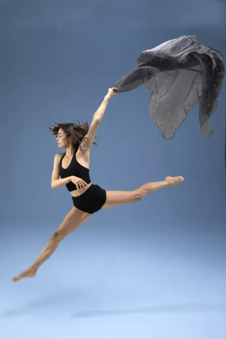 Topalismailoglu, Nevra: Bailarina Ena