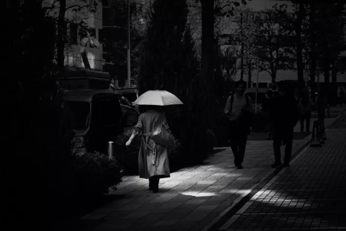 Maru_R: Frau mit Regenschirm